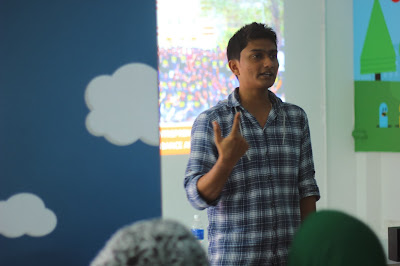 Mr. Naveen Narayanan Startup Village Academic Coordinator leading the workshop