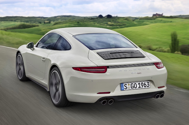 Vista posteriore della Porsche 911 50th Anniversary Edition (color Geyser Grey)