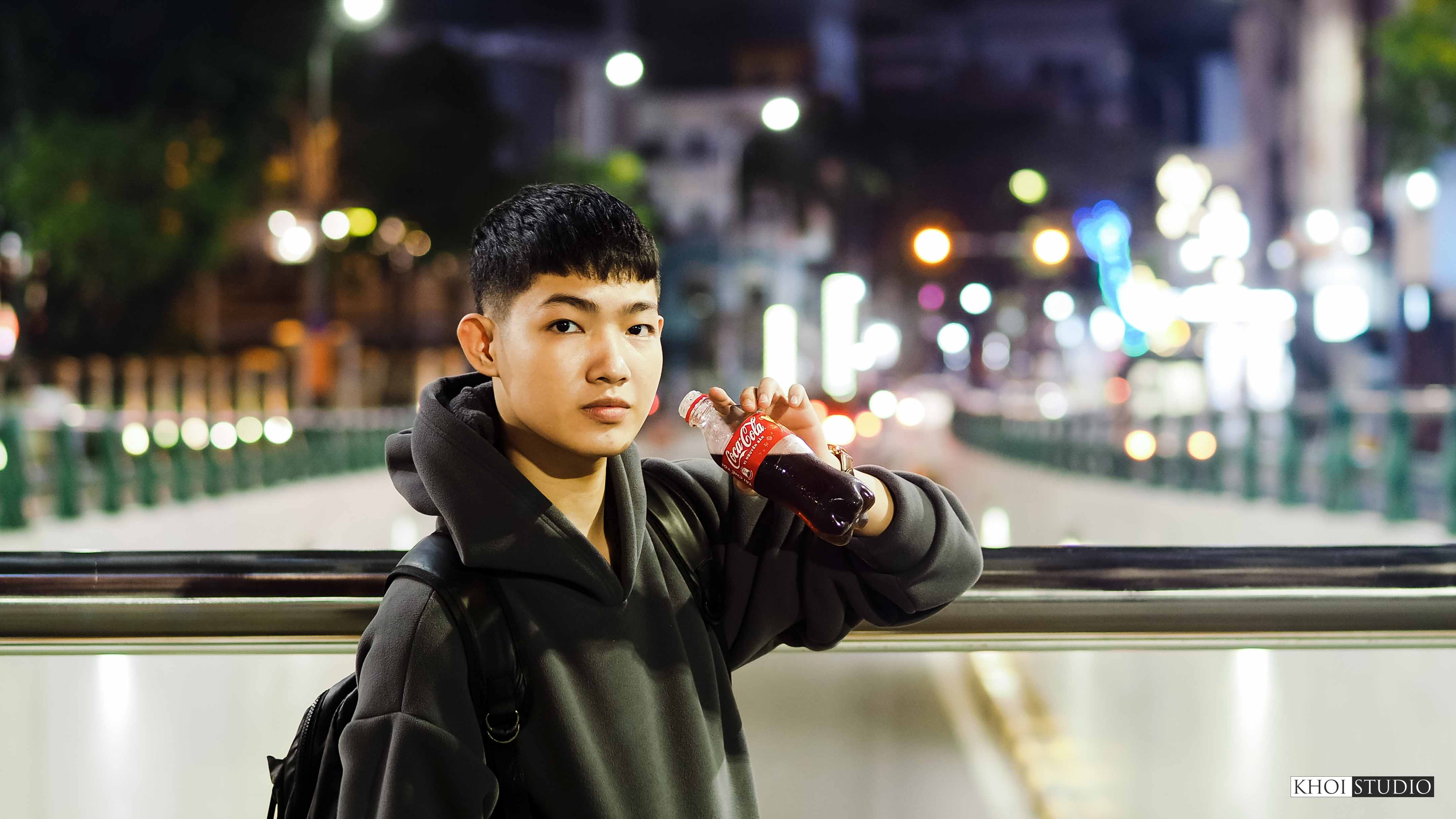 Find a travel photographer in Vietnam: Night portrait photography in Danang city