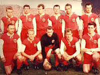 EINTRACHT FRANKFURT F. A. G. Temporada 1959-60. Lindner, Lutz, Höfer, Stein, Pfaff y Meier. Kress, Weilbächer, Loy, Stinka y Eigenbrodt. REAL MADRID C. F. 7 EINTRACHT FRANKFURT 3 Miércoles 18/05/1960, 20:30 horas. V Copa de Europa, Final. Glasgow, Escocia, Reino Unido: 127.621 espectadores. GOLES: 0-1:10’, Kress. 1-1: 27’, Di Stéfano. 2-1: 30’, Di Stéfano. 3-1: 44’, Puskas. 4-1: 56’, Puskas, de penalti. 5-1: 60’, Puskas. 5-2: 64’, Stein. 6-2: 71’, Puskas. 6-3: 72’, Stein. 7-3: 75’, Di Stéfano. Tras un inolvidable partido, el REAL MADRID gana su 5ª Copa de Europa consecutiva