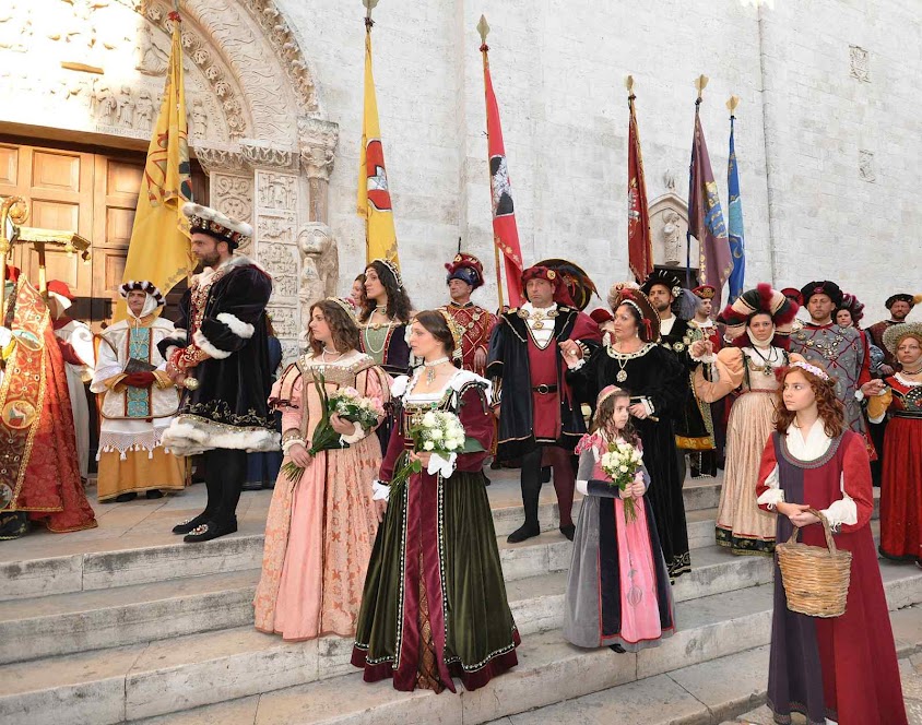 Um dia de festa em Bitetto congrega os cidadãos junto à catedral