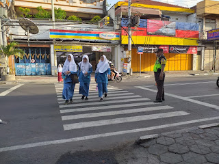 Yanmas Pagi, Personel Polsek Ngampilan Bantu Penyebrangan Para Siswa Yang Berangkat ke Sekolah