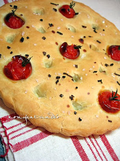 focaccia-with-cherry-tomatoes