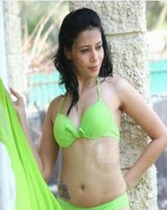 Hot Bollywood Actress Rozlyn Khan Wardrobe Malfunction