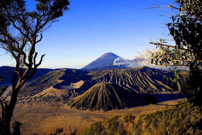 Pariwisata Gunung Bromo dengan View Belakang.