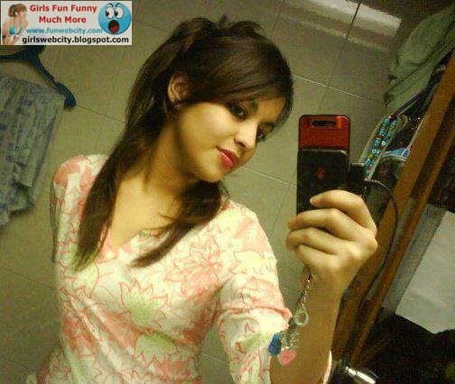 Sexiest Celebrity Cell Phone Mirror Pictures
