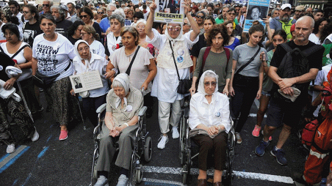 Una multitud conmemoró el "Día de la Memoria" en la Plaza de Mayo
