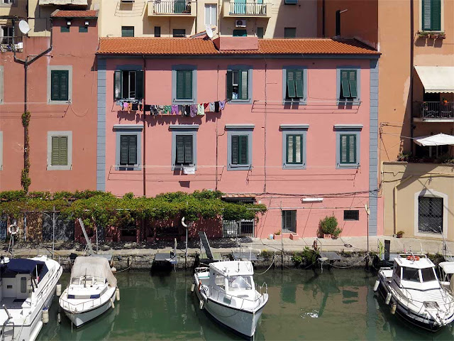 Pink building on the Fosso Reale, piazza della Repubblica, Livorno