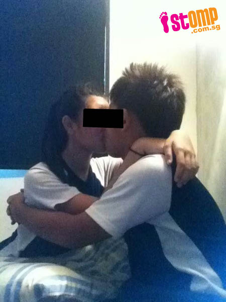 WTF : Pasangan Pelajar Bercium Dalam Pakaian Seragam (2 