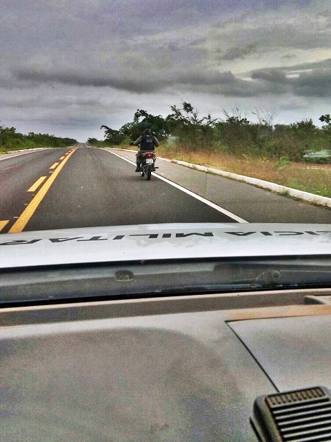 PM recupera motocicleta roubada após bandidos ameaçarem frentista de posto na Volta da Jurema