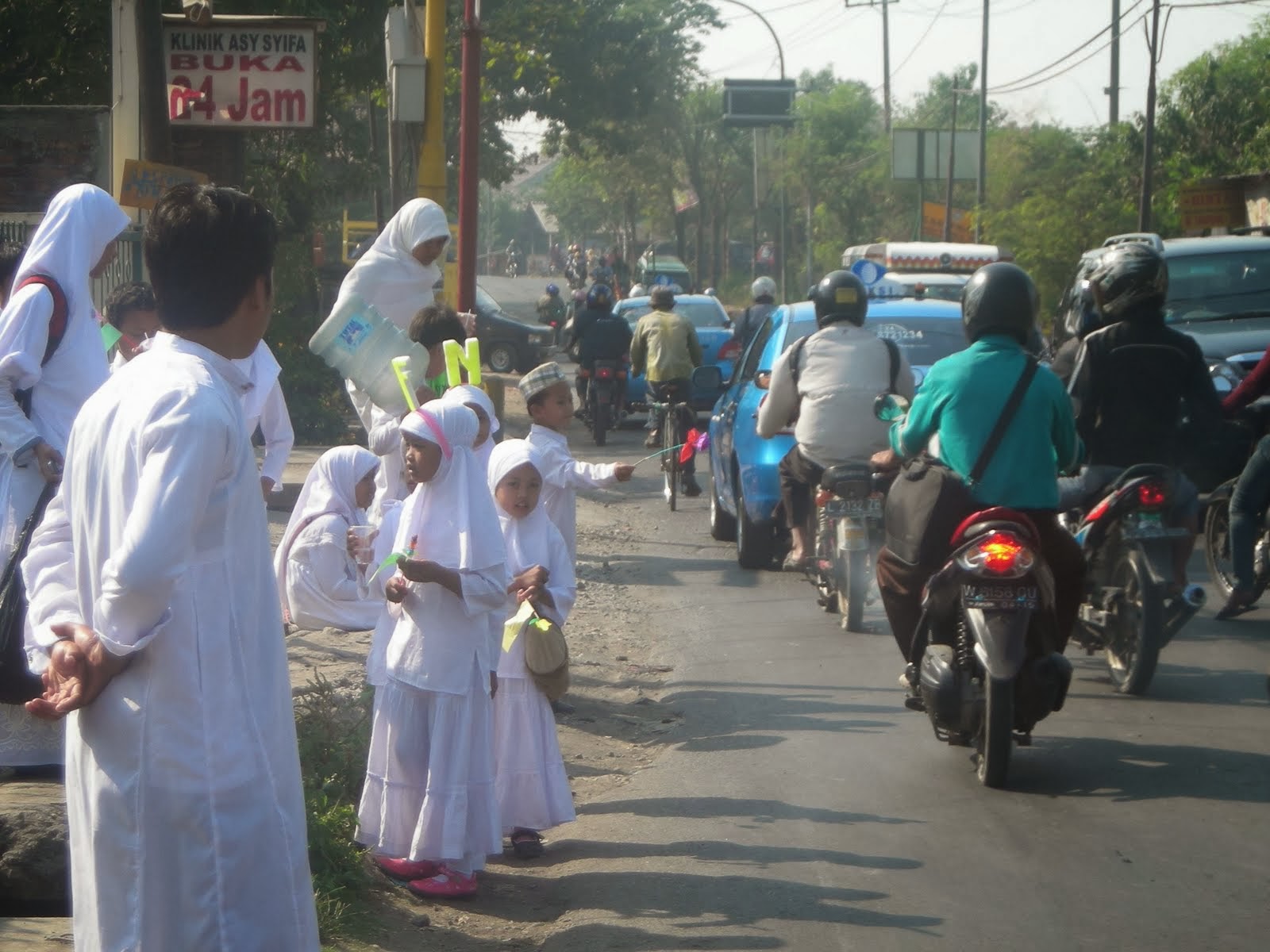 Siswa siswi dibagi menjadi 3 kelompok yaitu siswa PG TK dan SD kelas 1 melakukan karnaval keliling selanjutnya Kelas III melakukan bagi bagi bunga di