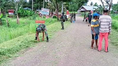 Satgas 125/Si'mbisa bersihkan jalan Kampung Toray di perbatasan RI-PNG   