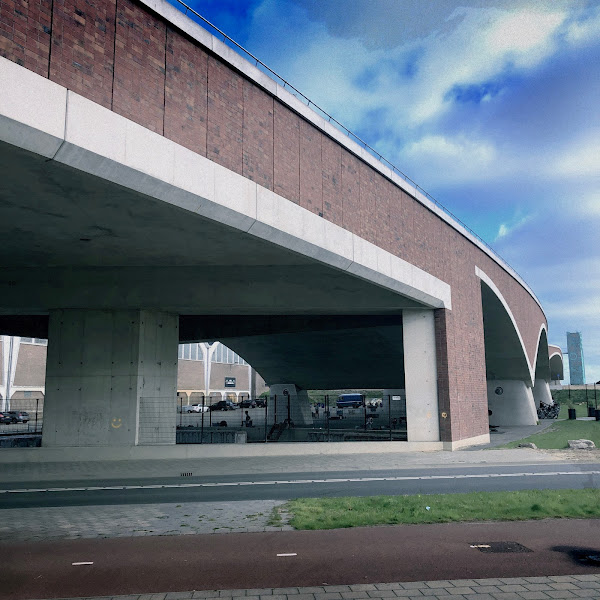 Openluchtsportschool onder verkeersviaduct, Nijmegen