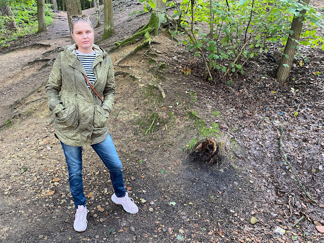 Linda stojí v lese