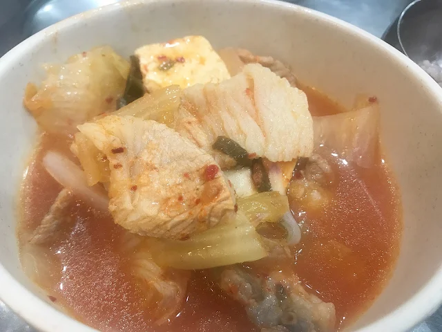 앞접시에-옮겨담은-김치찌개-고기와-김치-두부