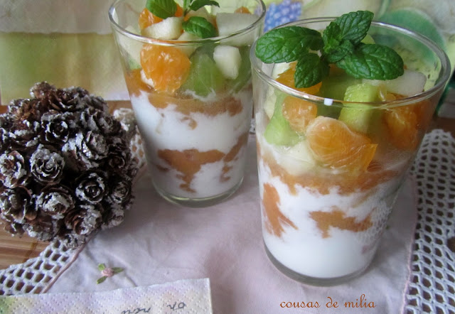 Puré de caqui con yogur y fruta