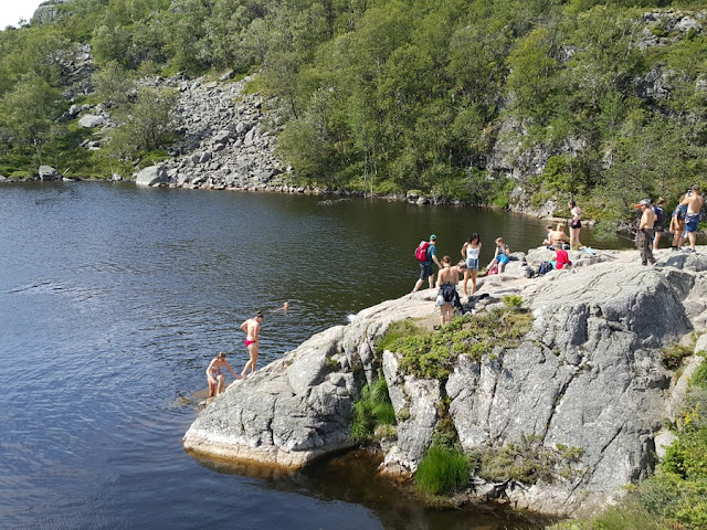 Trilha Preikestolen com crianças na Noruega