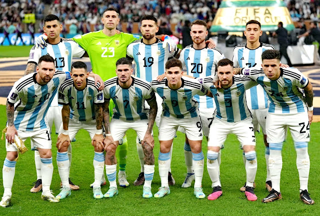 SELECCIÓN DE ARGENTINA. Temporada 2022-23. Cristian Romero, Emiliano Martínez, Nicolás Otamendi, Alexis Mac Allister, Nahuel Molina. Lionel Messi, Ángel Di Maria, Rodrigo De Paul, Julián Álvarez, Nicolás Tagliafico, Enzo Fernández. SELECCIÓN DE ARGENTINA 3 SELECCIÓN DE FRANCIA 3 En los penaltis: SELECCIÓN DE ARGENTINA 4 SELECCIÓN DE FRANCIA 2 Domingo 18/12/2022, 16:00 horas. XXII Copa Mundial de fútbol de la FIFA Catar 2022, Final. Lusail, Municipalidad de Al Daayen, Catar, estadio de Lusail: 88.966 espectadores. GOLES: ⚽1-0: 23’, Lionel Messi, de penalti. ⚽2-0: 36’, Ángel Di María. ⚽2-1: 80’, Kylian Mbappé, de penalti. ⚽2-2: 81’, Kylian Mbappé. ⚽108’, Lionel Messi. ⚽3-3: 118’, Kylian Mbappé, de penalti. PENALTIS: ⚽0-1: Kylian Mbappé, gol. ⚽1-1: Lionel Messi, gol. 1-1: Kingsley Coman, para Emiliano Martínez. ⚽2-1: Paulo Dybala, gol. ⚽2-1: Aurélien Tchouaméni, lanza fuera. ⚽3-1: Leandro Paredes, gol. ⚽3-2: Randal Kolo Muani, gol. ⚽4-2: Gonzalo Montiel, gol.