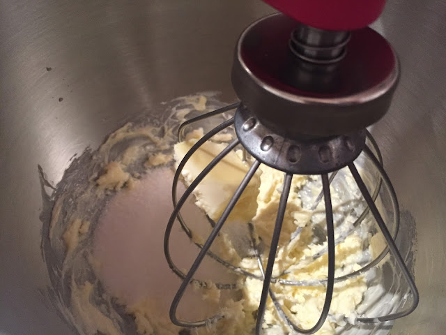 Galletas de turrón.Batiendo mantequilla y azúcar.