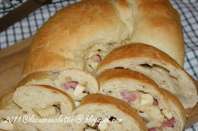 Treccia di pane farcita con pecorino, provolone e pancetta