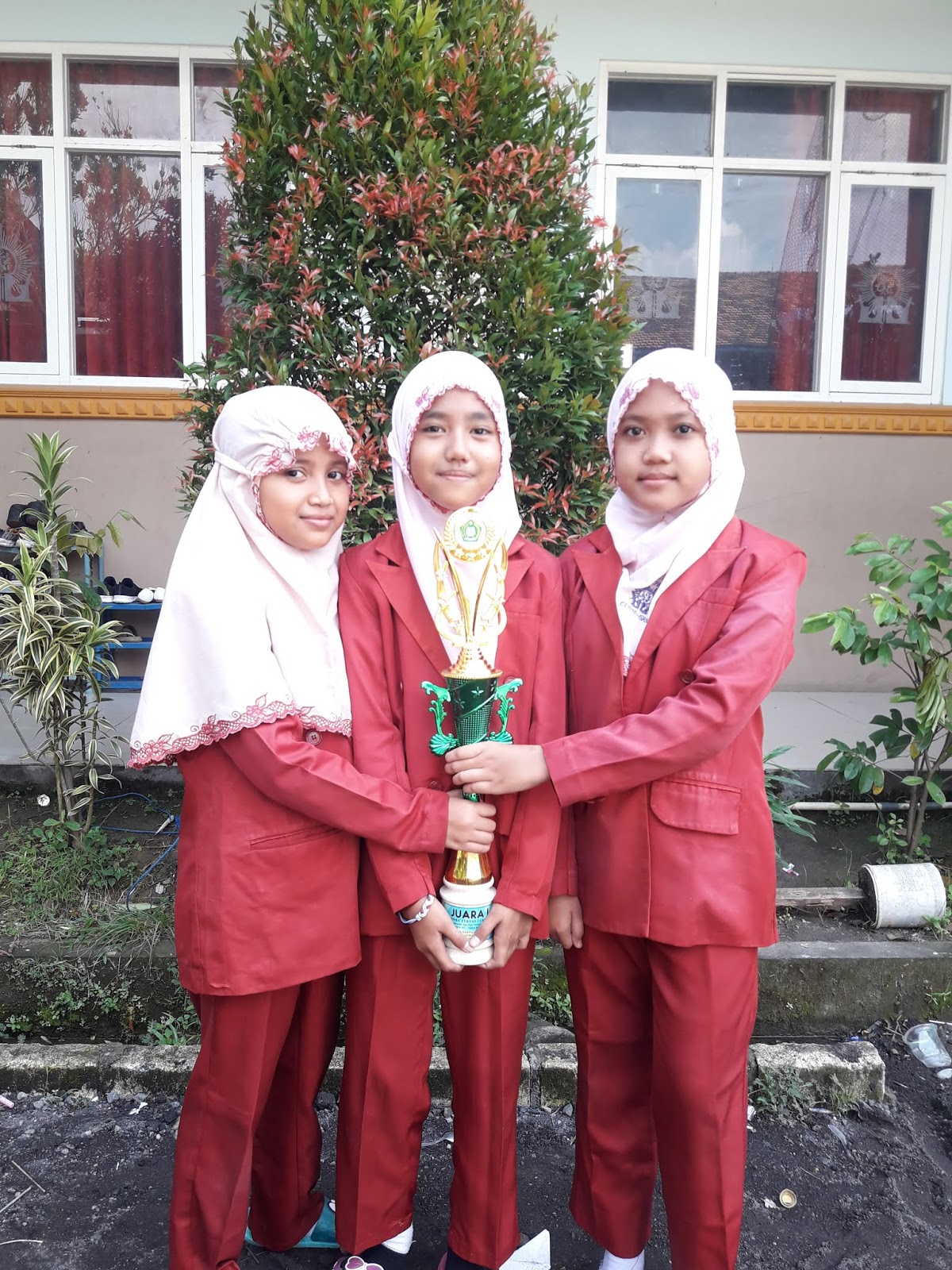 kelas 5 SD AL ISLAM ini telah berhasil menjuarai lomba cerdas cermat Juara 1 Lomba Cerdas Cermat Pentas Keterampilan Dan Seni Pendidikan Agama Islam