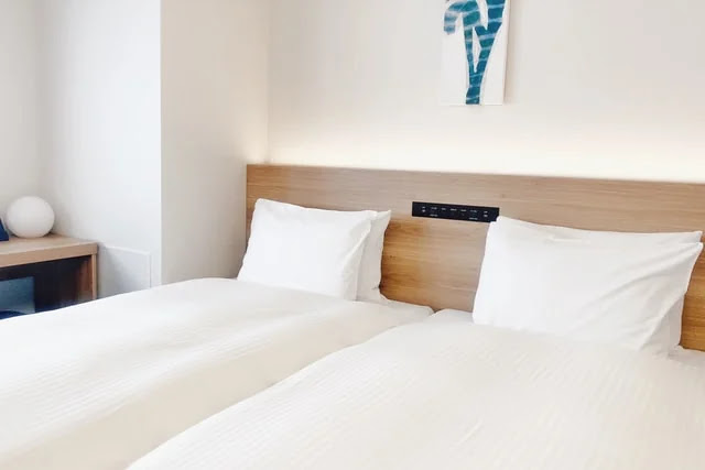 aprende ingles hotel cuarto cama individual limpia bien arreglada
