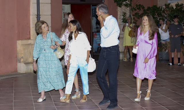 Crown Princess Leonor wore a lavender pink midi dress by Sfera. Infanta Sofia wore a v-neck short dress by Indi&cold