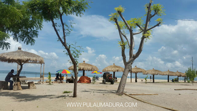 Tempat berteduh di Pantai Sembilan - Gili Genting