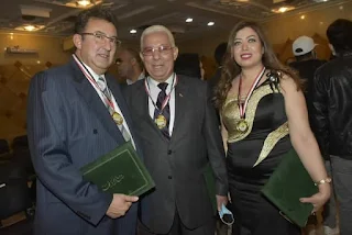 بالصور.. فيروز نبيل تحصل على الميدالية الذهبية في حفل الكتاب والإعلاميين