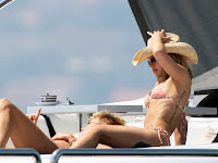 Hayden Panettiere Attempts The Jessica Alba Bikini Ass Pose 