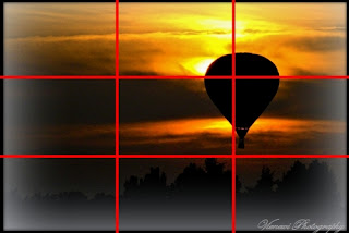 Zdjęcie przedstawia zachód słońca z sylwetą balonu, siatka trójpodziału, linie podziału, mocny punkt, kompozycja