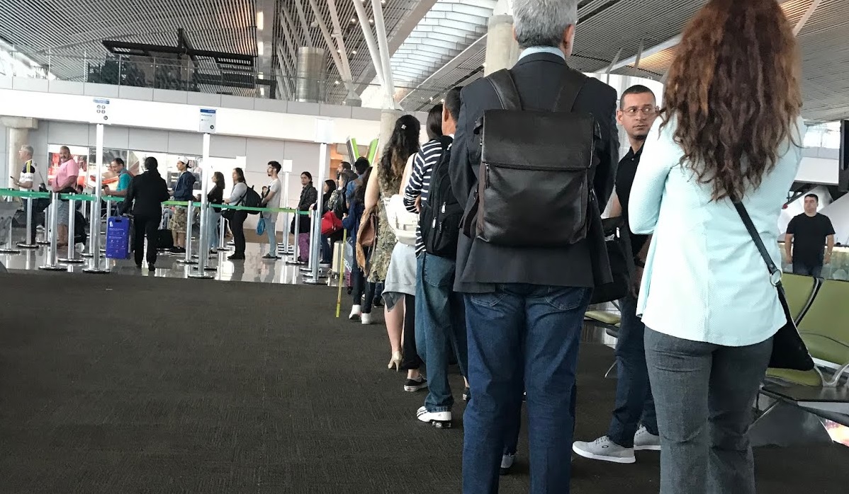 Fila de embarque areroporto de Brasília