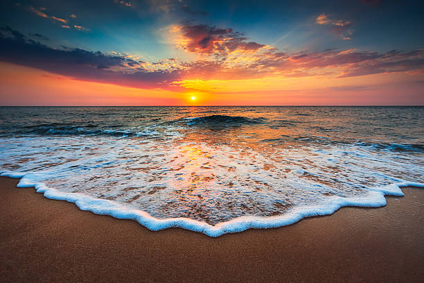 منظر غروب الشمس فوق مياه البحر