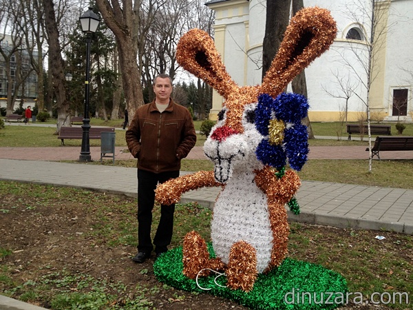 Iepuri din beteală în parcul central