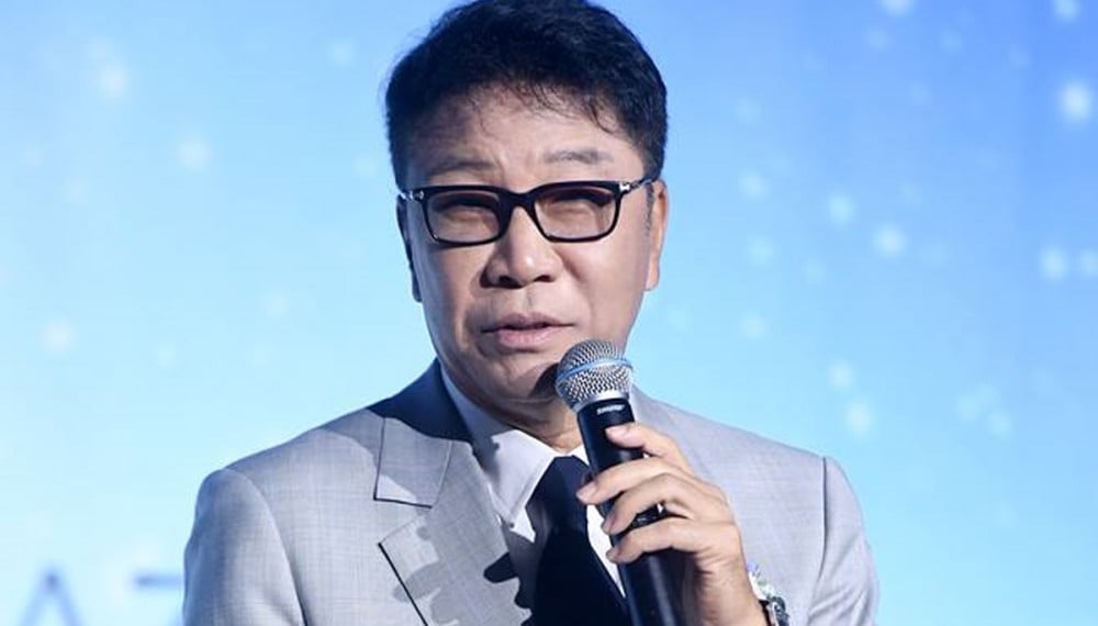 Lee Soo Man cara seria y anunciando demanda a sm entertainment