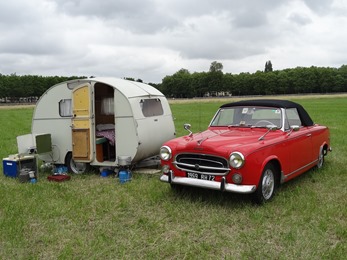 2017.07.01-035 403 cabriolet rouge au camping