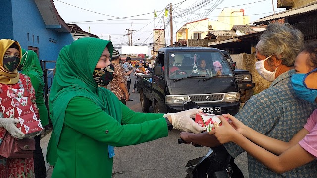 Persit Kodim Depok Bagikan 300 Nasi Kotak dan Masker