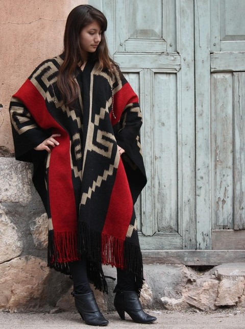 PONCHO ATADO INCA NEGRO Nº 180, UN PAÑO TRAMA FINA, URDIMBRE FINA  $ 2550.-