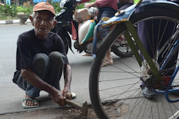 Abdul Syukur, Tukang Becak Tua Penambal Jalan