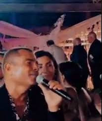 دينا الشربيني تُعانق عمرو دياب في حفل زفاف.. والهضبة: “ورحمة أبويا بحبه”