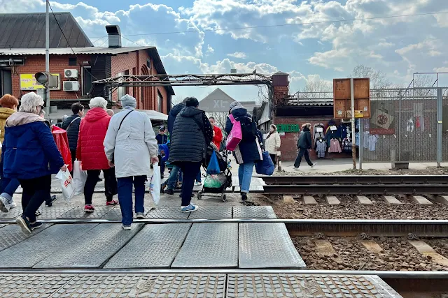 Лианозовский проезд, железнодорожная станция Лианозово, переход, рынок