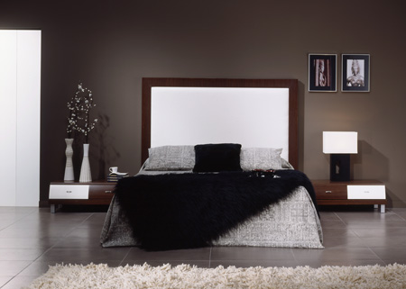 Dormitorio elegante de color plomo y negro predominan los colores oscuros