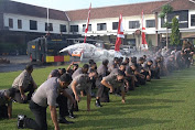 Tradisi Disiram Air Water Canon, Warnai Kenaikan pangkat 46 Anggota Polres Jombang.