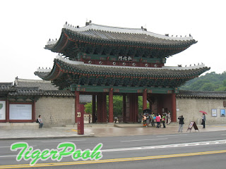 昌慶宮（チャンギョングン）の正門・弘化門