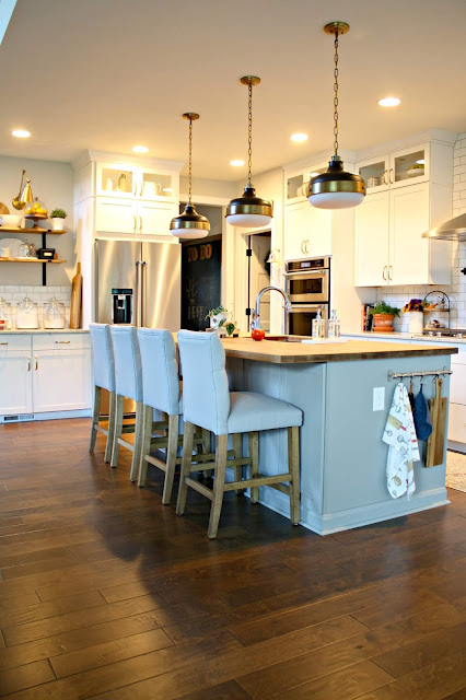 Wood tones in white and bright kitchen 