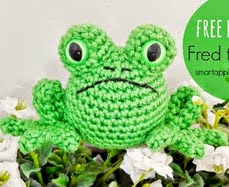 http://translate.google.es/translate?hl=es&sl=en&tl=es&u=http%3A%2F%2Fsmartapplecreations.blogspot.ca%2F2014%2F04%2Ffree-pattern-fred-frog-tasuta.html