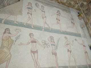 Bikini-Mädchen in der Villa Romana del Casale