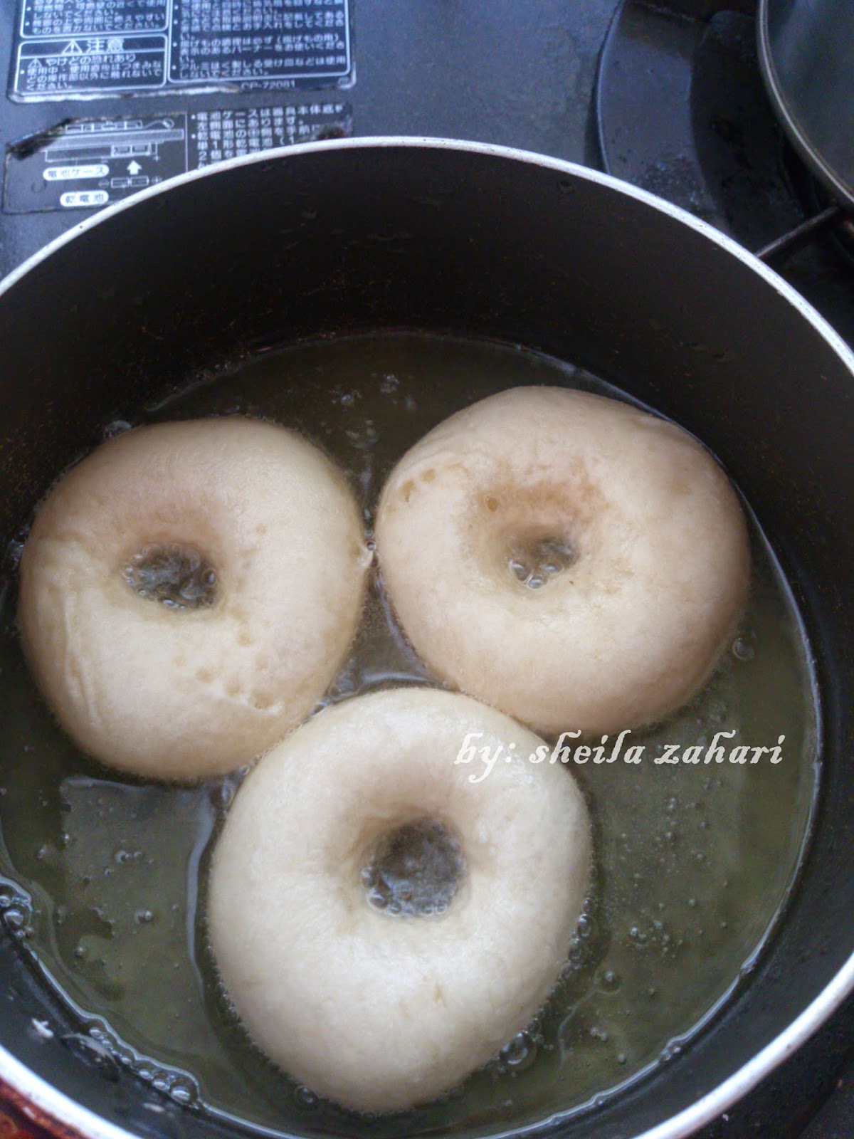 By: Sheila Zahari: Donut Gebu Tanpa Acuan