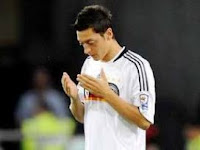 mesut-Ozil-Saat-Berdoa