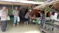 Polsek Bandar Khalifah Polres Tebing Tinggi Bagikan Sembako Kepada Warga Korban Banjir